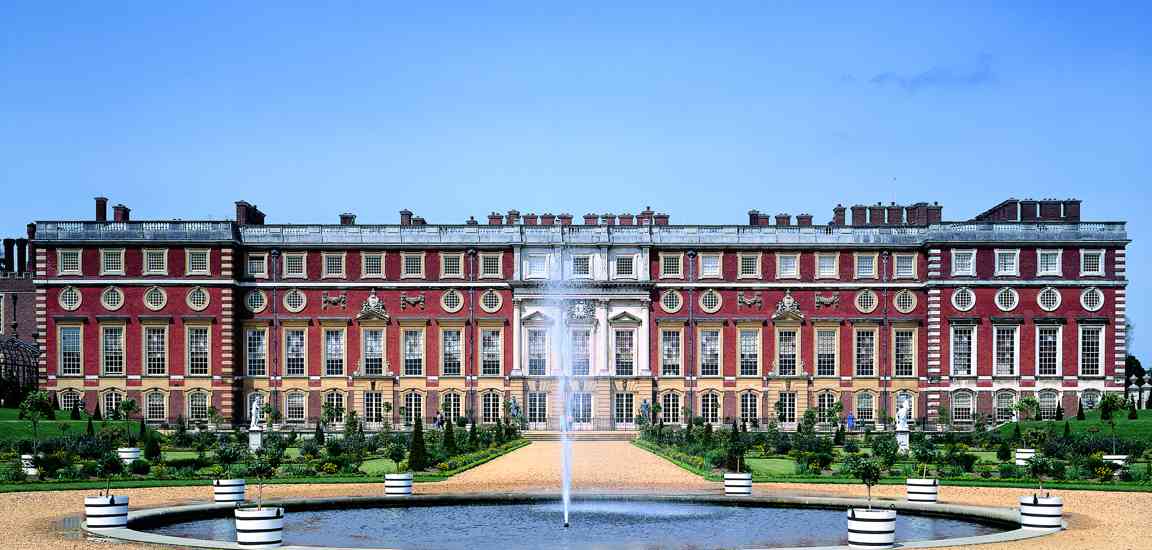 Exterior Hampton Court Palace 46808262052 O
