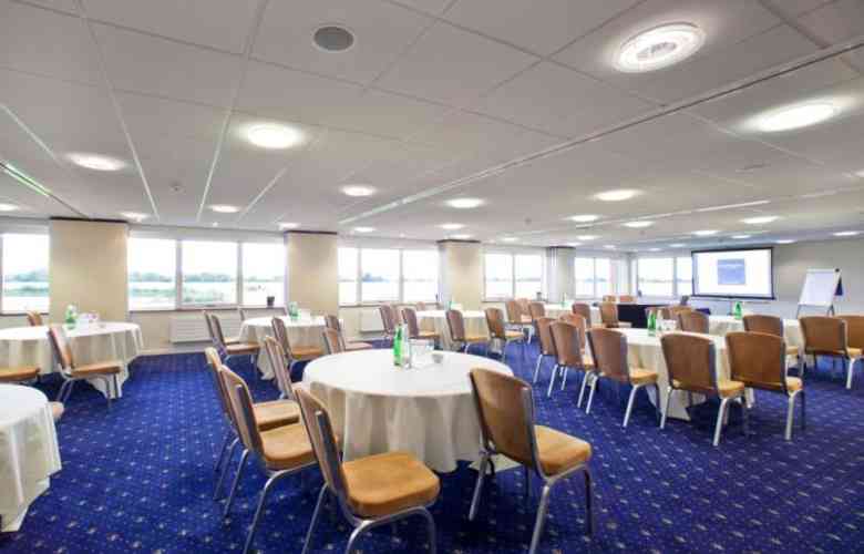 Cromwell Suite Cabaret Hunt