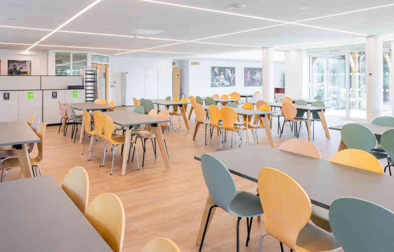 Cafe Seating © Verity Milligan